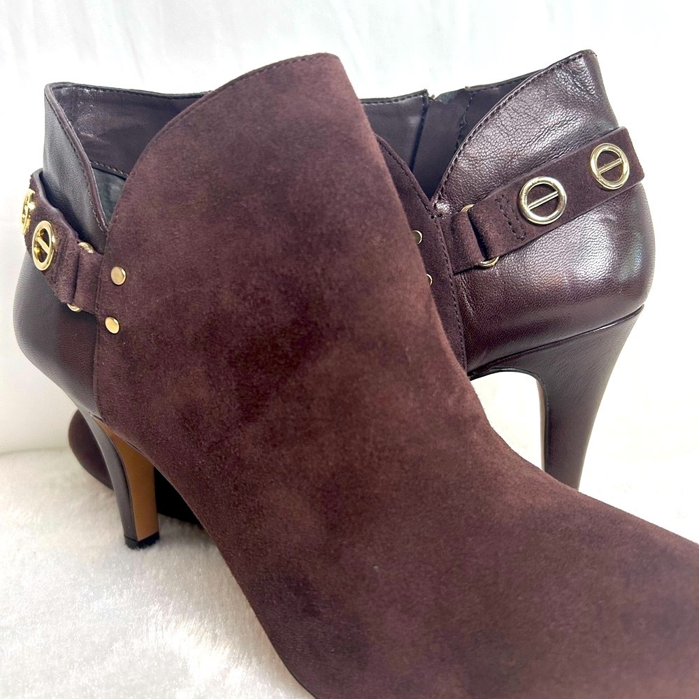 Vince Camuto venten Brown Ankle Booties - Picture 5 of 10